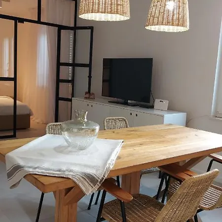 1/2 An Island דירה זאדאר